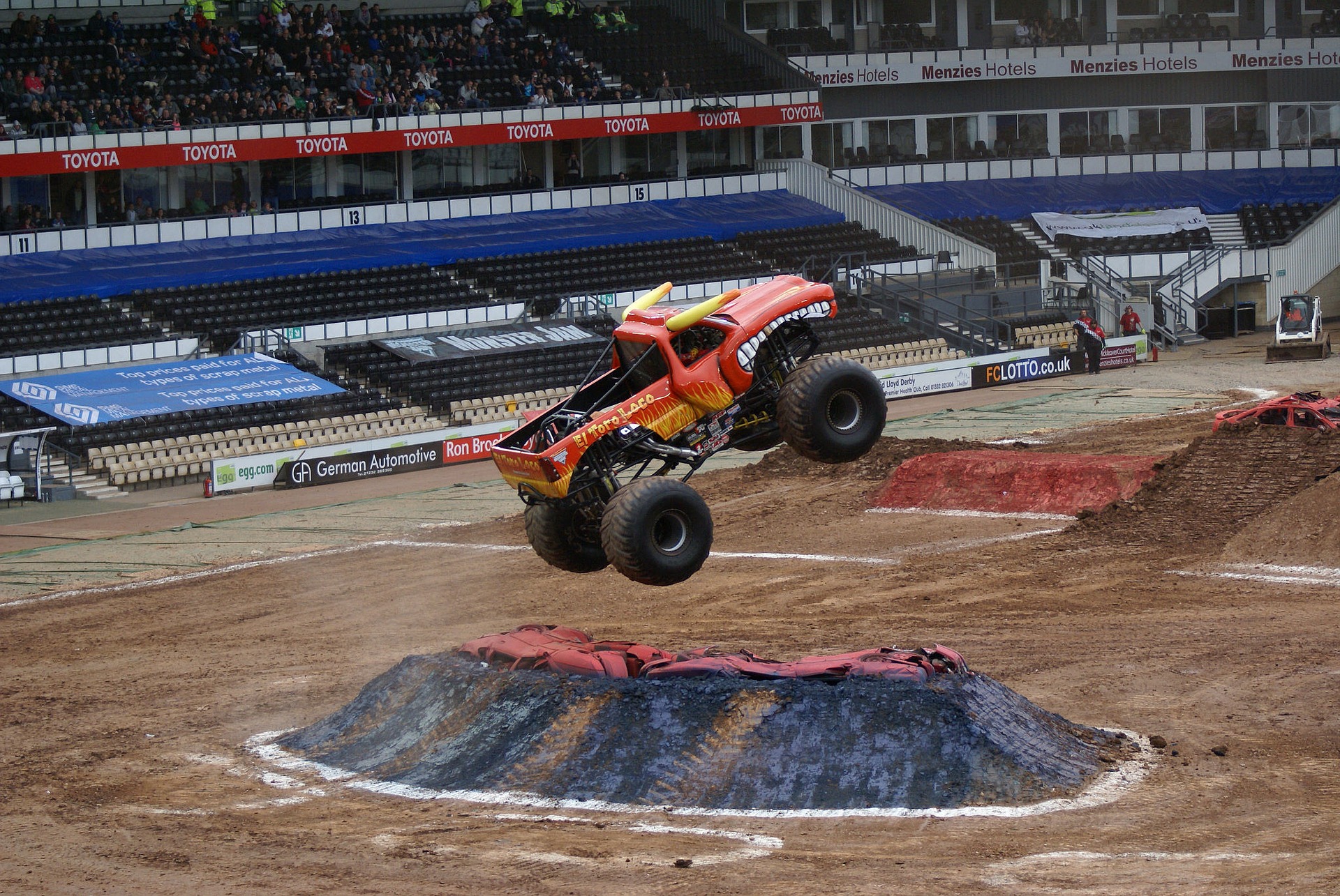 Wie ein Monster-Truck fliegt